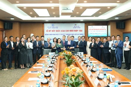Đại diện Bệnh viện Đại học Y Dược Thành phố Hồ Chí Minh và Hệ thống nhà thuốc và Trung tâm tiêm chủng Long Châu ký kết hợp tác