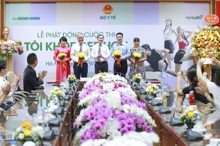 Thầy thuốc ưu tú, Giáo sư, Tiến sĩ Trần Văn Thuấn-Thứ trưởng Bộ Y tế, Trưởng Ban Chỉ đạo cuộc thi tặng hoa các thành viên Ban giám khảo.