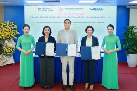 Đại diện các đon vị ký kết hợp tác khởi động dự án nhằm nâng tầm chăm sóc sức khỏe sinh sản trong cộng đồng.