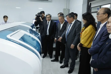 Lãnh đạo thành phố Hà Nội khảo sát các thiết bị y tế mới được đầu tư lắp đặt tại Phòng khám đa khoa Bệnh viện Đại học Y Hà Nội - cơ sở Vĩnh Hưng.