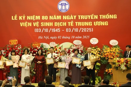 Bộ trưởng Y tế Đào Hồng Lan trao tặng các phần thưởng cho đại diện các đơn vị thuộc Viện Vệ sinh Dịch tễ Trung ương.