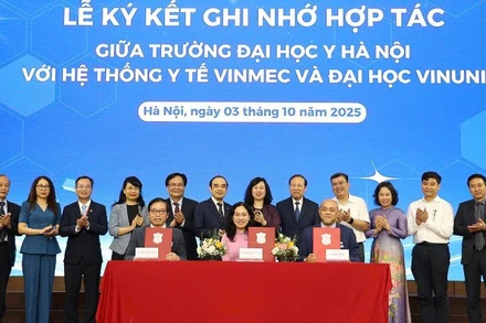 Đại diện Trường đại học Y Hà Nội, Hệ thống Y tế Vinmec và Trường đại học VinUni ký kết ghi nhớ.