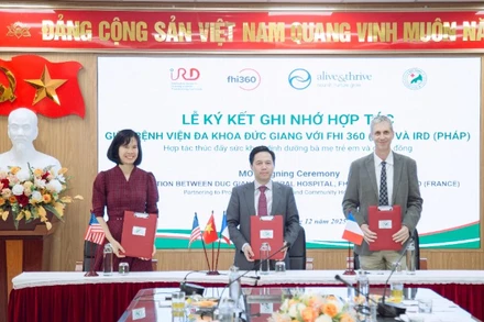 Đại diện Bệnh viện đa khoa Đức Giang (giữa) ký kết biên bản ghi nhớ cùng FHI360 và IRD.