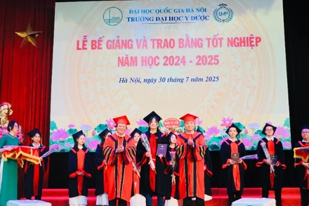 Lãnh đạo Trường đại học Y Dược trao bằng bác sĩ cho các sinh viên mới tốt nghiệp.