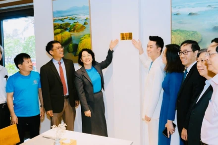 Gắn biển “Cấm hút thuốc” tại các nhà hàng, cơ sở du lịch.