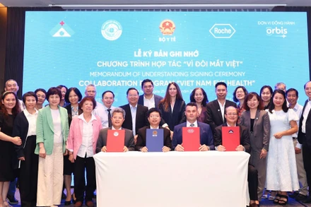 Quang cảnh lễ ký kết chương trình.