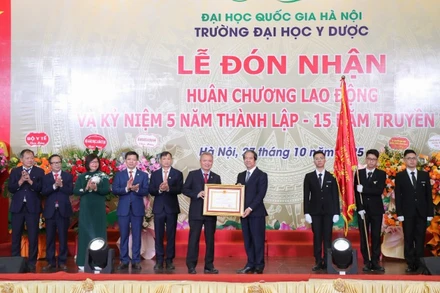 Thừa ủy quyền của Chủ tịch nước, Bộ trưởng Giáo dục và Đào tạo Nguyễn Kim Sơn trao Huân chương Lao động hạng Ba cho Trường đại học Y Dược.