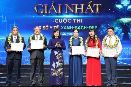 Bộ trưởng Y tế Đào Hồng Lan trao chứng nhận và biểu trưng cho 5 cơ sở đạt giải Nhất cuộc thi "Cơ sở y tế Xanh-Sạch-Đẹp"