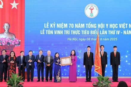 Phó Chủ tịch nước Võ Thị Ánh Xuân trao Huân chương Lao động hạng nhất tặng Tổng hội Y học Việt Nam (Ảnh LÊ ĐÔNG/TTXVN)