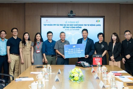 Đại diện Tập đoàn FPT trao tài trợ triển khai dự án máy khử rung tim tự động (AED) hỗ trợ cộng đồng.