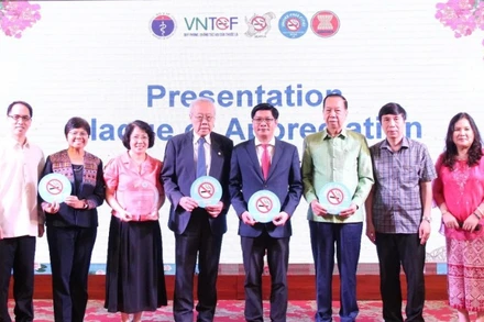 Các đại biểu tham dự Hội nghị cam kết xây dựng môi trường du lịch không khói thuốc lá.