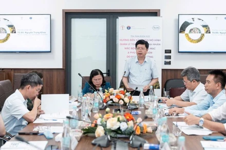 Tiến sĩ, bác sĩ Nguyễn Trọng Khoa, Phó Cục trưởng, Cục Quản lý Khám, Chữa bệnh (Bộ Y tế) trao đổi tại toạ đàm.