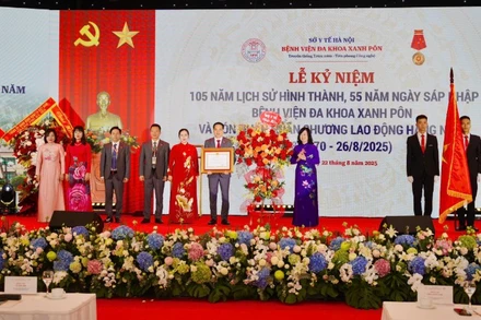 Bộ trưởng Y tế Đào Hồng Lan trao Huân chương Lao động hạng Nhất tặng Bệnh viện đa khoa Xanh Pôn.