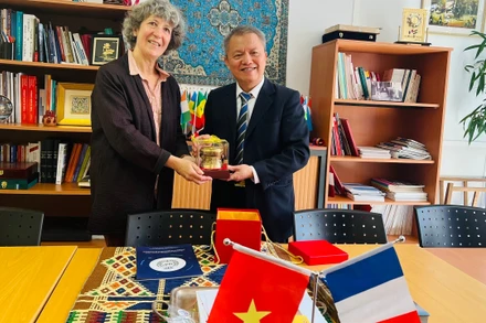 TS. Florence VEBER, Giám đốc Hợp tác Quốc tế của AP-HP trao đổi với Giáo sư, tiến sĩ Lê Ngọc Thành (bên phải) và đoàn công tác.