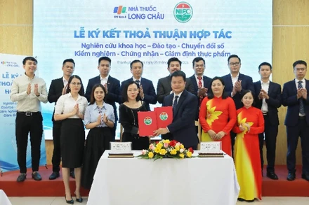 Lễ ký kết thỏa thuận hợp tác giữa Long Châu và Viện Kiểm nghiệm an toàn vệ sinh thực phẩm quốc gia.
