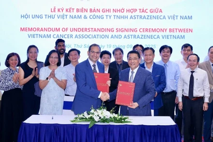 Đại diện Hội Ung thư và Công ty TNHH AstraZeneca Việt Nam ký kết Bản ghi nhớ.