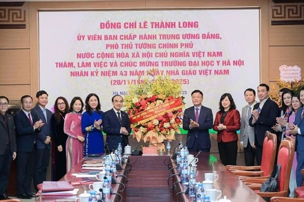 Phó Thủ tướng Lê Thành Long tặng hoa cán bộ, giảng viên, nhà khoa học Trường đại học Y Hà Nội nhân Ngày Nhà giáo Việt Nam (20/11).
