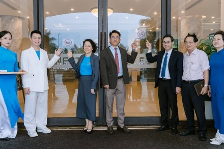 Dán biển cấm hút thuốc tại các nhà hàng, khách sạn trên địa bàn thành phố Đà Nẵng.