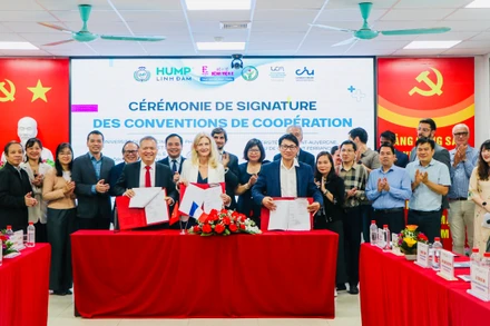 Quang cảnh buổi lễ ký kết các thoả thuận hợp tác.
