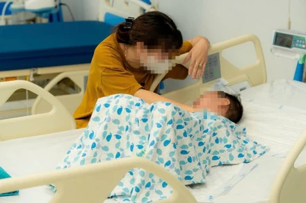 Bệnh nhi đang được theo dõi, chăm sóc tại Bệnh viện Nhi Hà Nội.
