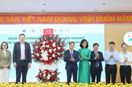 Thứ trưởng Bộ Y tế Trần Văn Thuấn (thứ 5 từ phải qua trái) chúc mừng đại diện Chính phủ Ireland và các đơn vị.