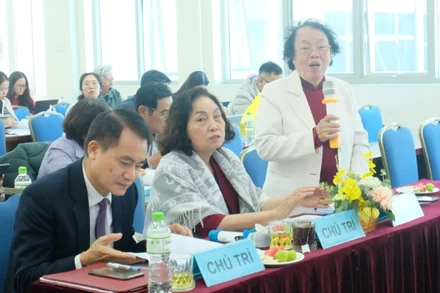 Các chuyên gia dinh dưỡng chủ trì hội thảo khoa học.