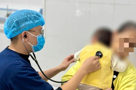 Thăm khám cho trẻ bị cúm tại Bệnh viện Bệnh nhiệt đới Trung ương.