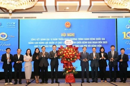Lãnh đạo Bộ Y tế tặng hoa chúc mừng những thành quả sau 10 năm triển khai “Chương trình hành động quốc gia nâng cao năng lực quản lý chất lượng khám chữa bệnh giai đoạn đến 2025”.