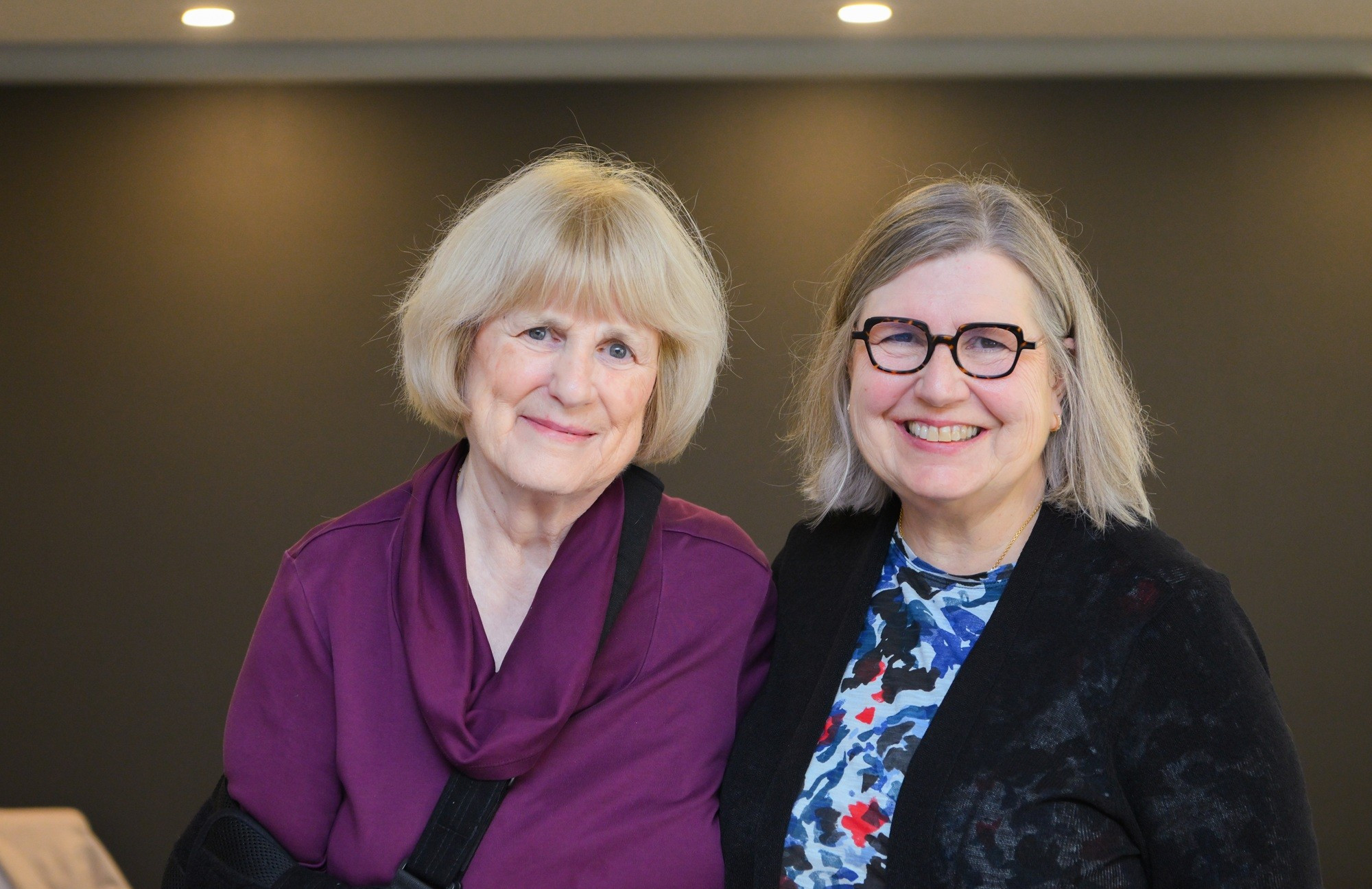 Giáo sư Mary Claire và Tiến sĩ Kathleen.