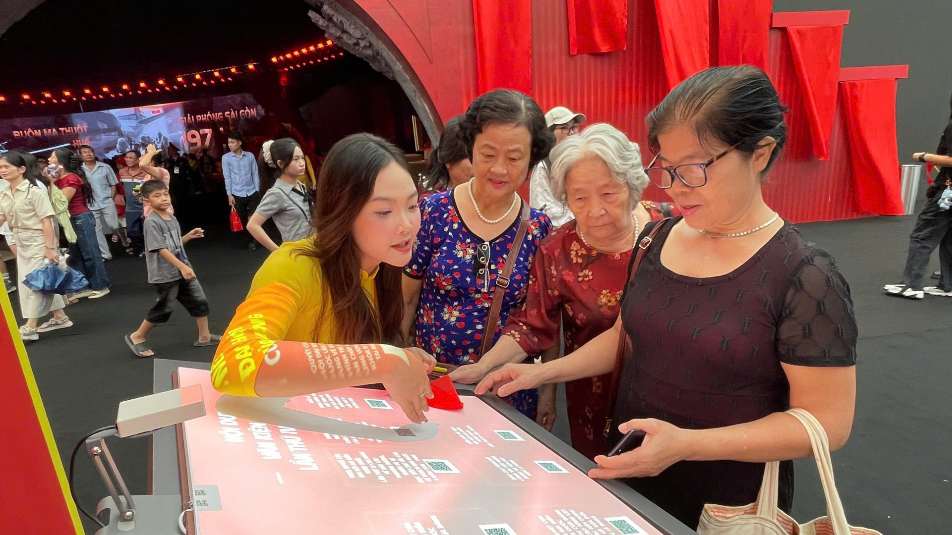 Các phân khu triển lãm có các bạn thuyết minh và giới thiệu về trải nghiệm tương tác. 