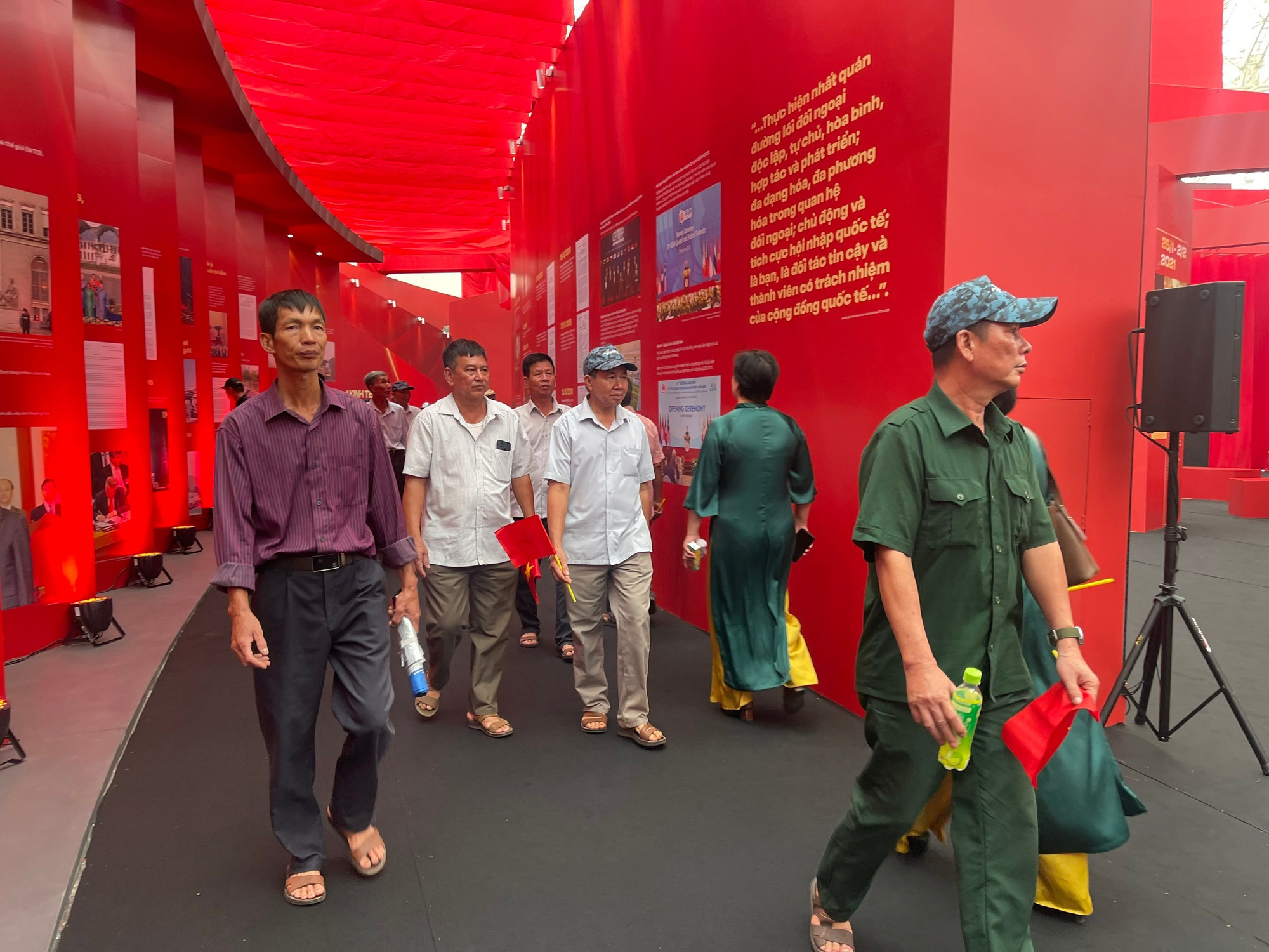 Ông Nguyễn Đình Minh (áo trắng) ở Hội cựu chiến binh của phường cùng đồng đội dành nhiều thời gian đi vòng quanh triển lãm "95 năm Cờ Đảng soi đường". z6957347193487-31199bdb66538ba4e7699180af3a1591.jpg