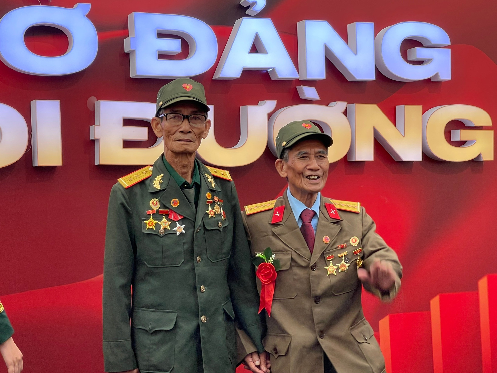 Ông Lưu Xuân Lại (bên trái) cùng đồng đội đến xem triển lãm. z6957347691744-879255edc94589db9a34b228f71fcb85.jpg