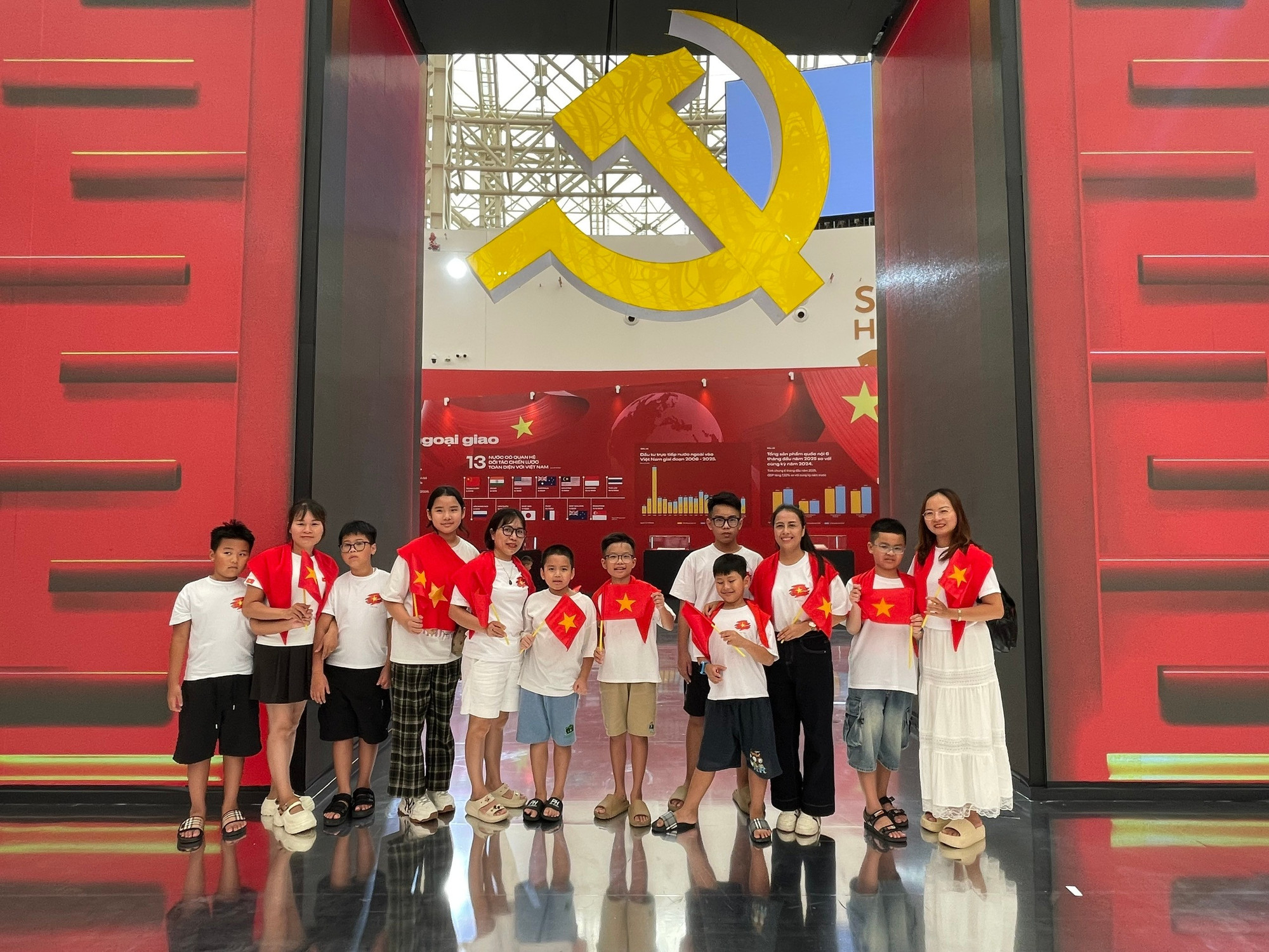 Nhóm gia đình từ các tỉnh lân cận về Hà Nội, vun đắp thêm tình yêu quê hương và lòng biết ơn cho các con sinh năm 2015. z6958915951773-02900cfbaec803f757fa7aae1f94d095.jpg