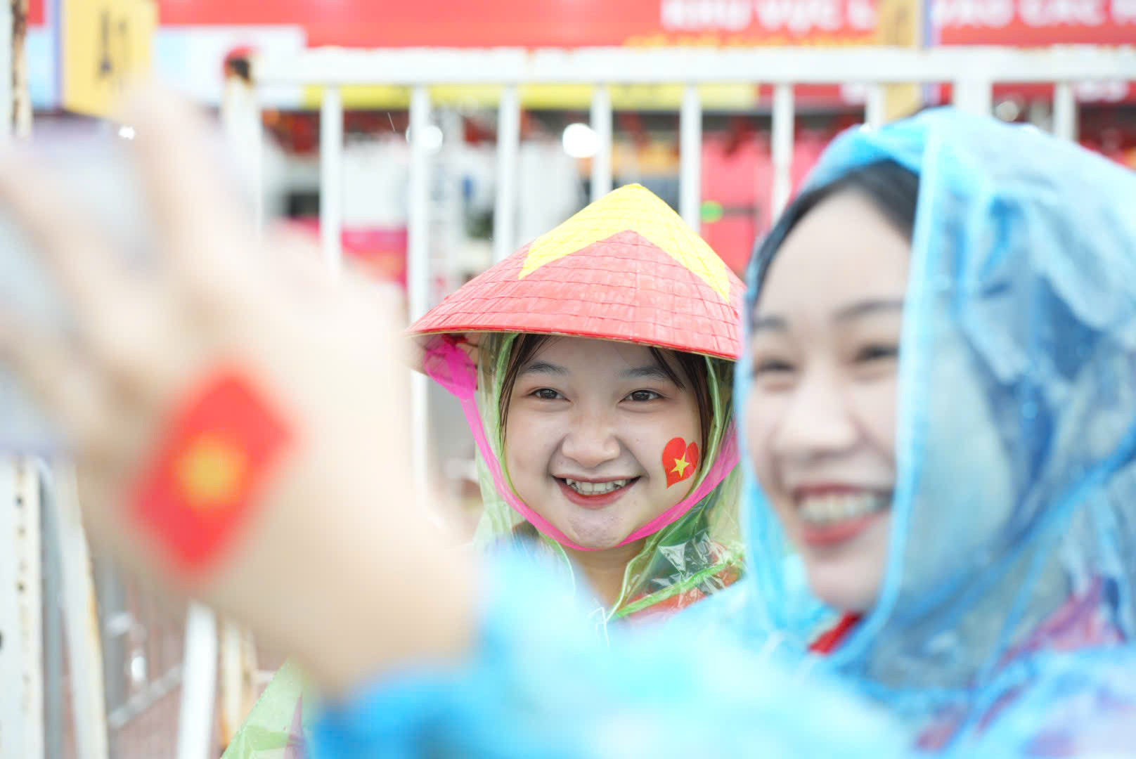 Háo hức check-in tại phía ngoài Sân vận động. z6892991303463-3474a227bc1f89424507a647d0e35b86.jpg