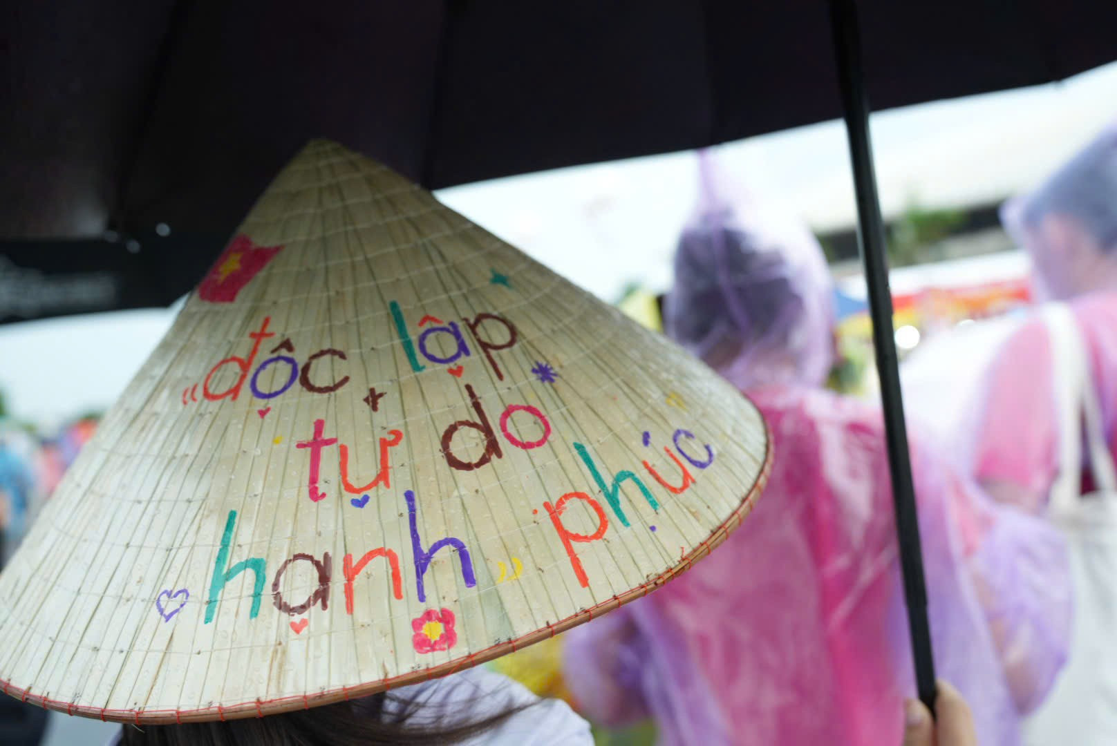 Các bạn trẻ có nhiều cách thể hiện tình yêu Tổ quốc khi đến thưởng thức đêm nhạc. z6892991333164-8b23efd9ec2c26da2e605faffa8ad48c.jpg