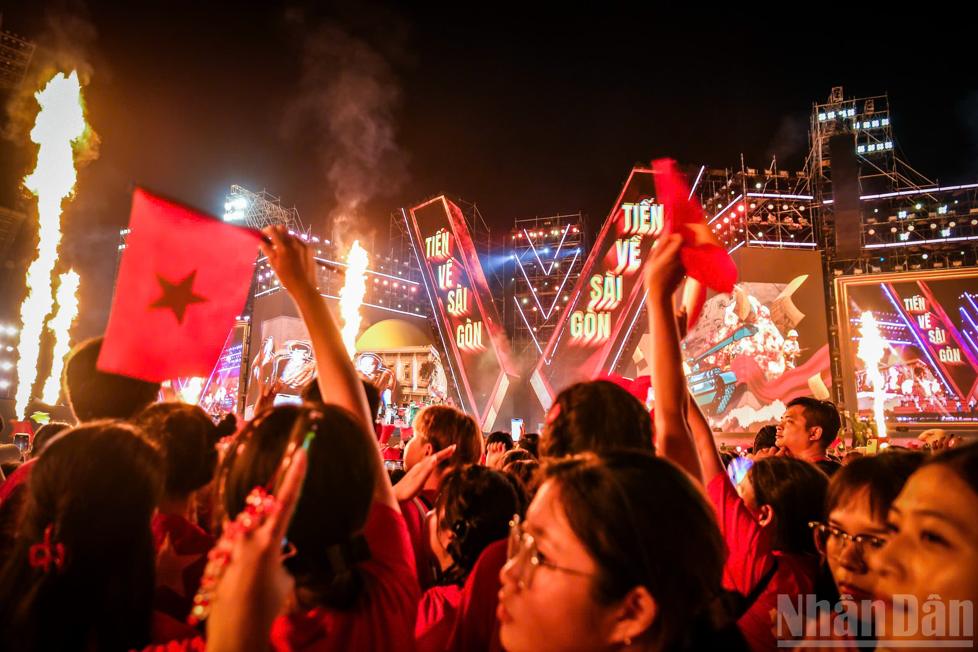 Khán giả khu Fanzone cuồng nhiệt cổ vũ từng tiết mục của các nghệ sĩ. ndo_br_z6893843135264-0e25da5bcdd270fff88fe75e0332a7b0.jpg
