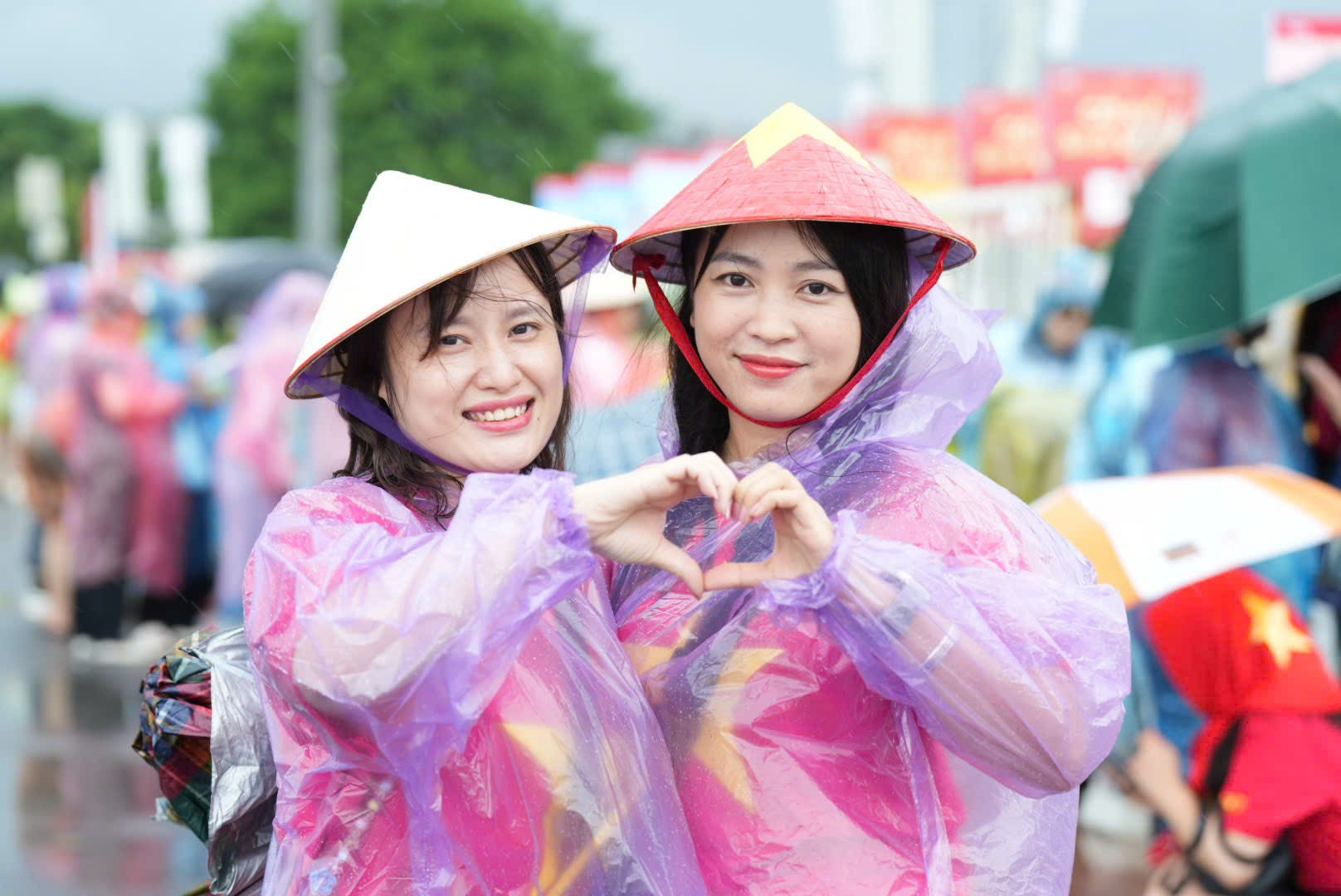 Dù gặp phải cơn mưa rào chiều nay, nhưng khán giả vẫn đầy háo lức chờ đợi chương trình nghệ thuật đặc biệt "Tổ quốc trong tim" . z6892991344225-28aaa0114018e4e43dbf64ae2f2d5cdd.jpg