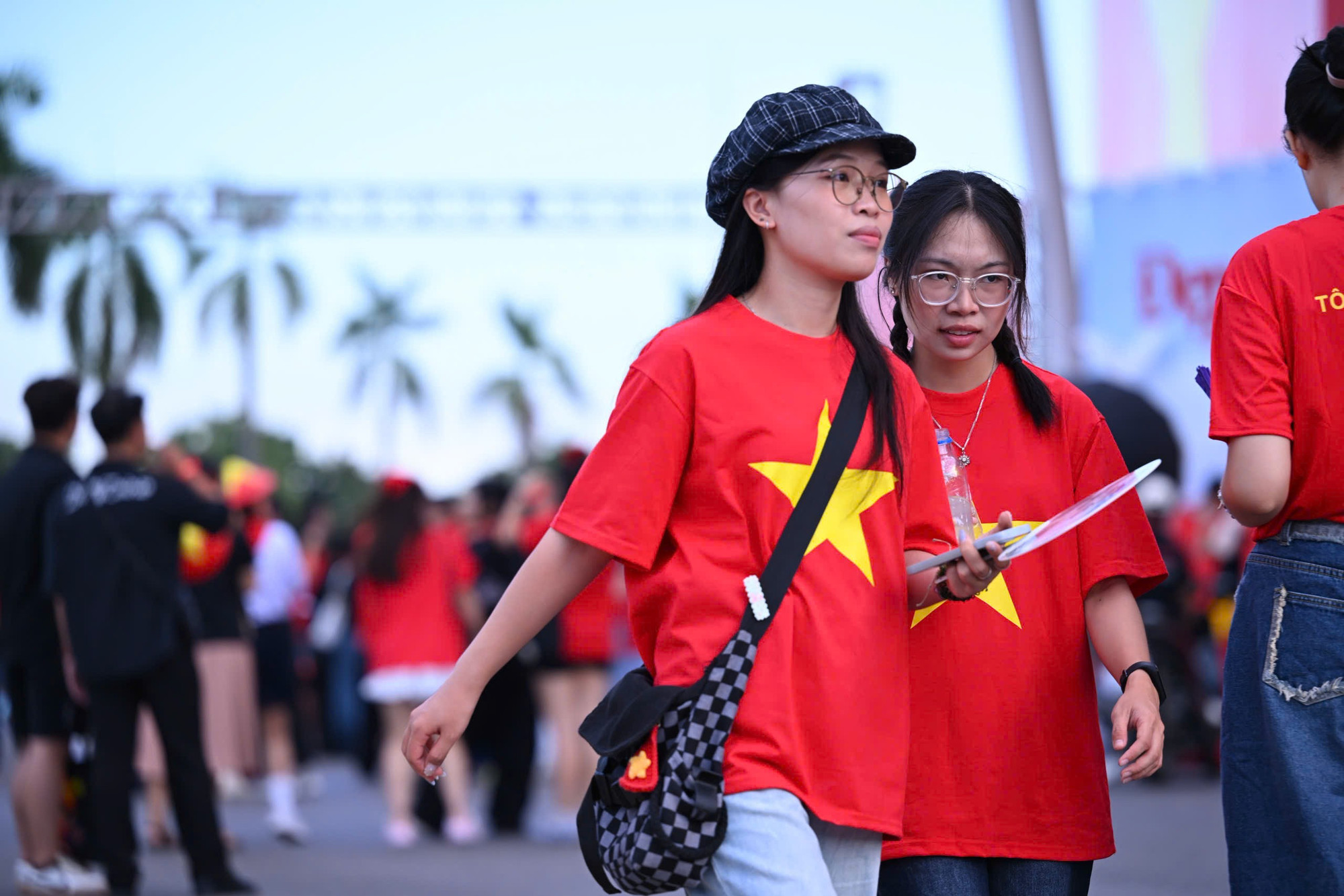 Phía ngoài Sân Mỹ Đình đã rực một màu đỏ. Hàng nghìn khán giả mặc áo cờ đỏ sao vàng đến từ sớm, hào hứng check-in. z6892952398195-5c2a25d4291b30fc3184e092ba33c660.jpg