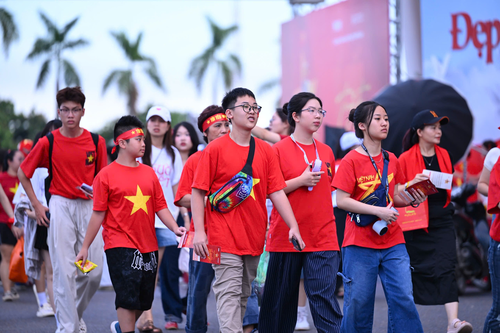 Đường về Sân Mỹ Đình mỗi lúc một đông hơn. Hầu hết đều chọn trang phục áo cờ đỏ, sao vàng để cùng hòa mình vào đêm nhạc đặc biệt. z6892952385238-2198ca4925d7b8cb0068d8644c1e161c.jpg