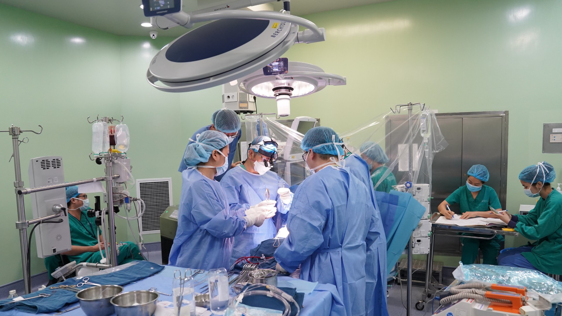 Ê-kíp phẫu thuật cho bệnh nhi.
