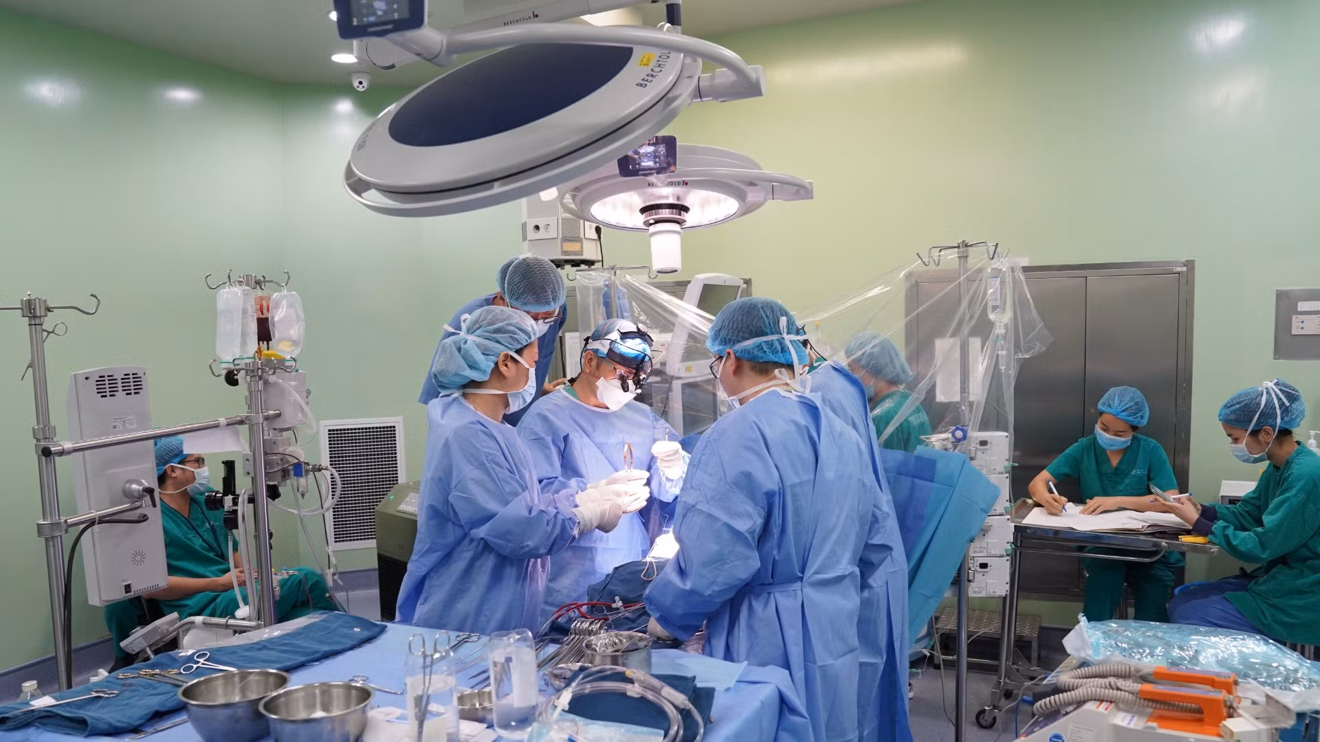 Ê-kíp phẫu thuật cho bệnh nhi.