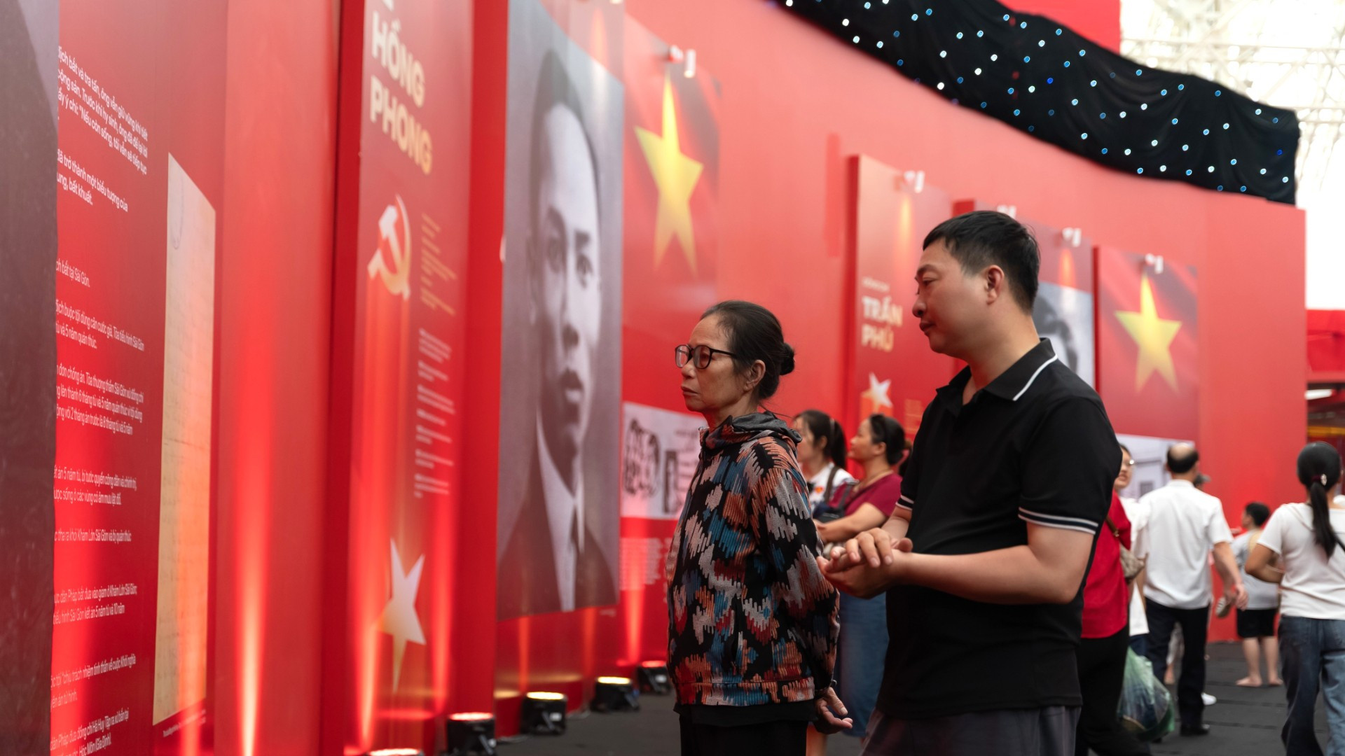 [Ảnh] Du khách tìm hiểu về lịch sử tại triển lãm "95 năm Cờ Đảng soi đường"