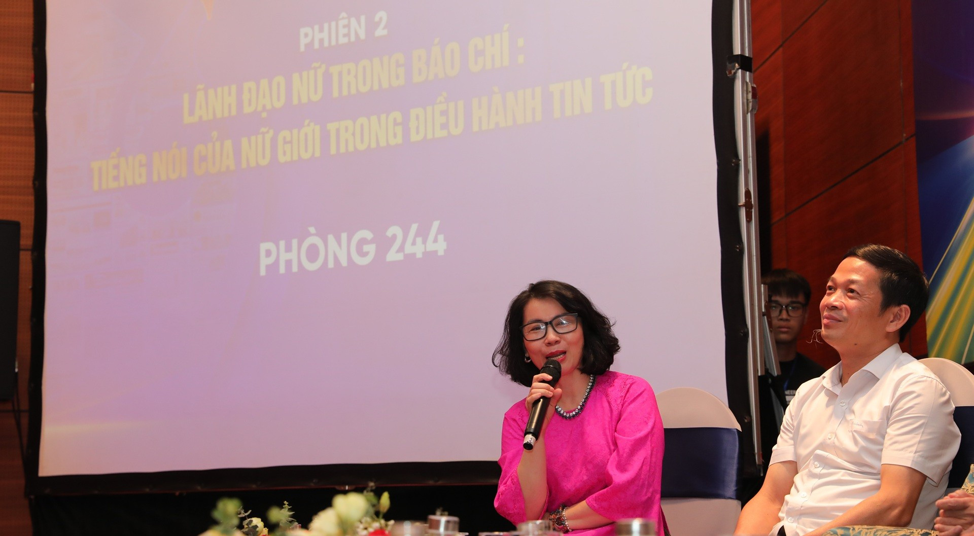 Nhà báo Nguyễn Tri Thức nghe phần trao đổi thảo luận của nhà báo Phan Thanh Phong. 152a8176.jpg