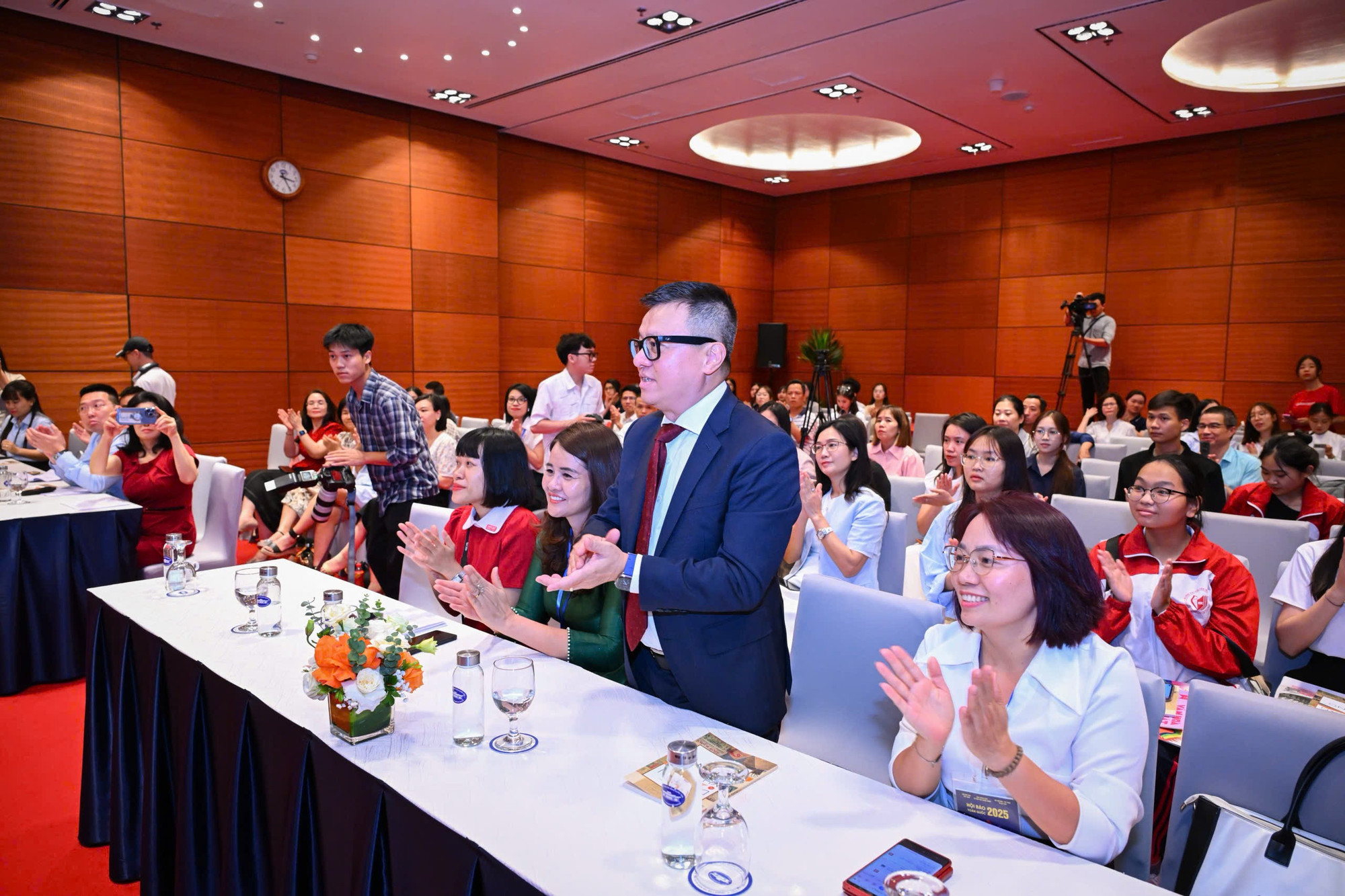 Phiên thảo luận "Lãnh đạo nữ trong báo chí: Tiếng nói của nữ giớitrong điều hành tin tức" có sự tham dự của đồng chí Lê Quốc Minh, Ủy viên Trung ương Đảng, Tổng Biên tập Báo Nhân Dân, Phó Trưởng Ban Tuyên giáo và Dân vận Trung ương, Chủ tịch Hội Nhà báo Việt Nam. z6721526937021-838a75fe292d4d1baf7a5d6c7f0854cc.jpg