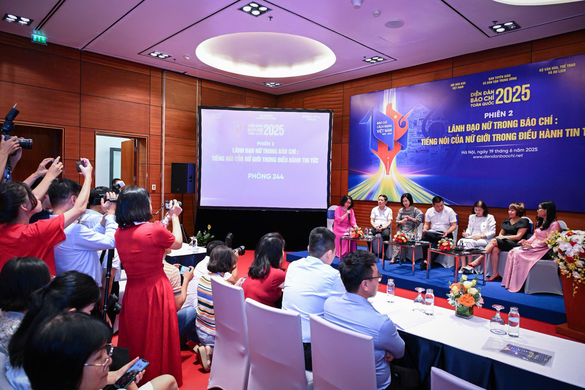 Phiên thảo luận thu hút sự quan tâm của đông đảo các nhà báo. z6721527894557-1de05113395bda9a329d52da3d32b47b.jpg