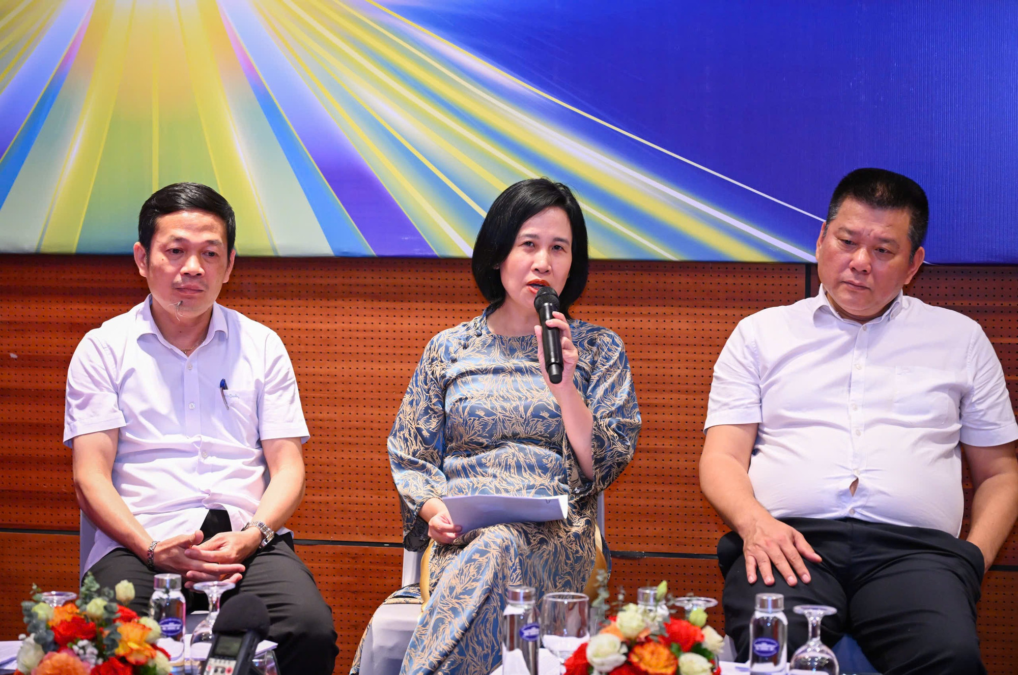 Nhà báo Cẩm Hoa, Giám đốc kênh VOV5, Đài Tiếng nói Việt Nam chia sẻ quan điểm tại phiên thảo luận. z6721528250763-9f606781cc5d016765b4b64611c83d9b.jpg
