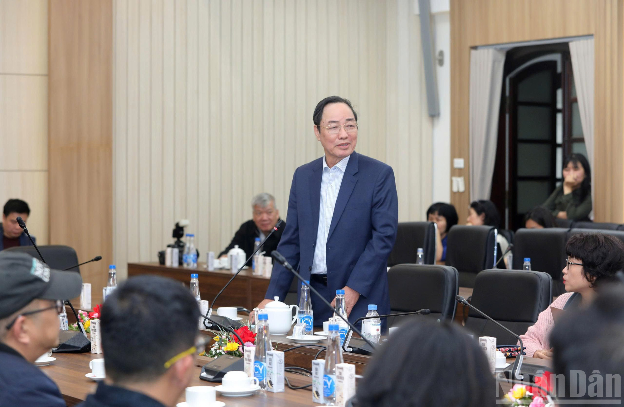 Nhà báo Hải Đường, nguyên Ủy viên Ban Biên tập, Báo Nhân Dân chia sẻ ý kiến tại tọa đàm.