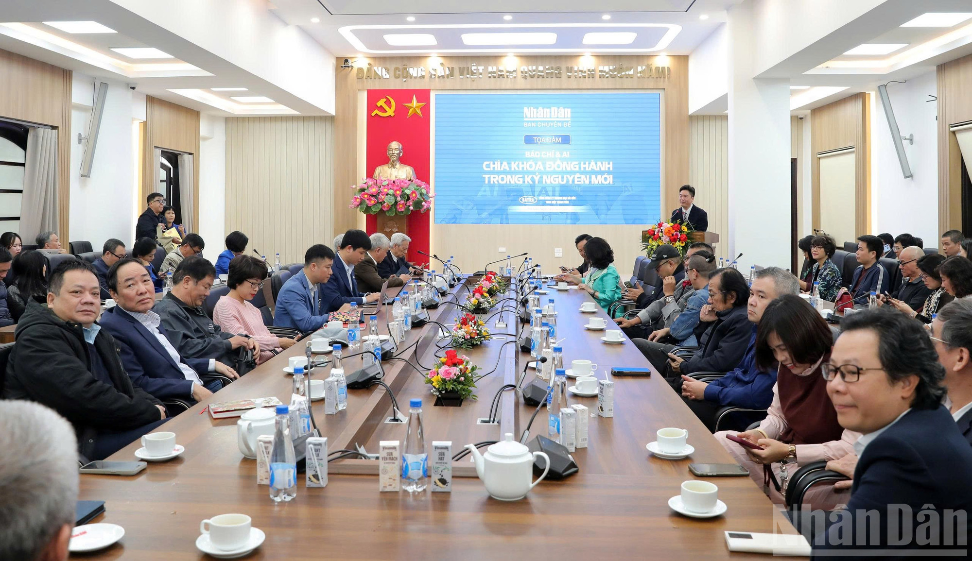 Toàn cảnh buổi gặp mặt cộng tác viên và tọa đàm “Báo chí và trí tuệ nhân tạo (AI): Chìa khóa đồng hành trong kỷ nguyên mới”.