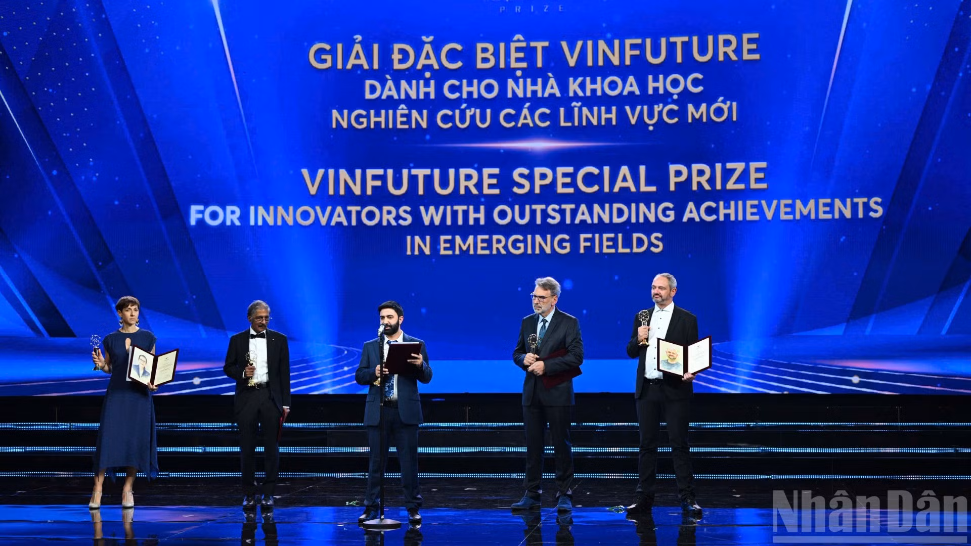 Giải Đặc biệt VinFuture 2025 dành cho Nhà khoa học nghiên cứu các lĩnh vực mới đã vinh danh 5 nhà khoa học. (Ảnh: THÀNH ĐẠT)