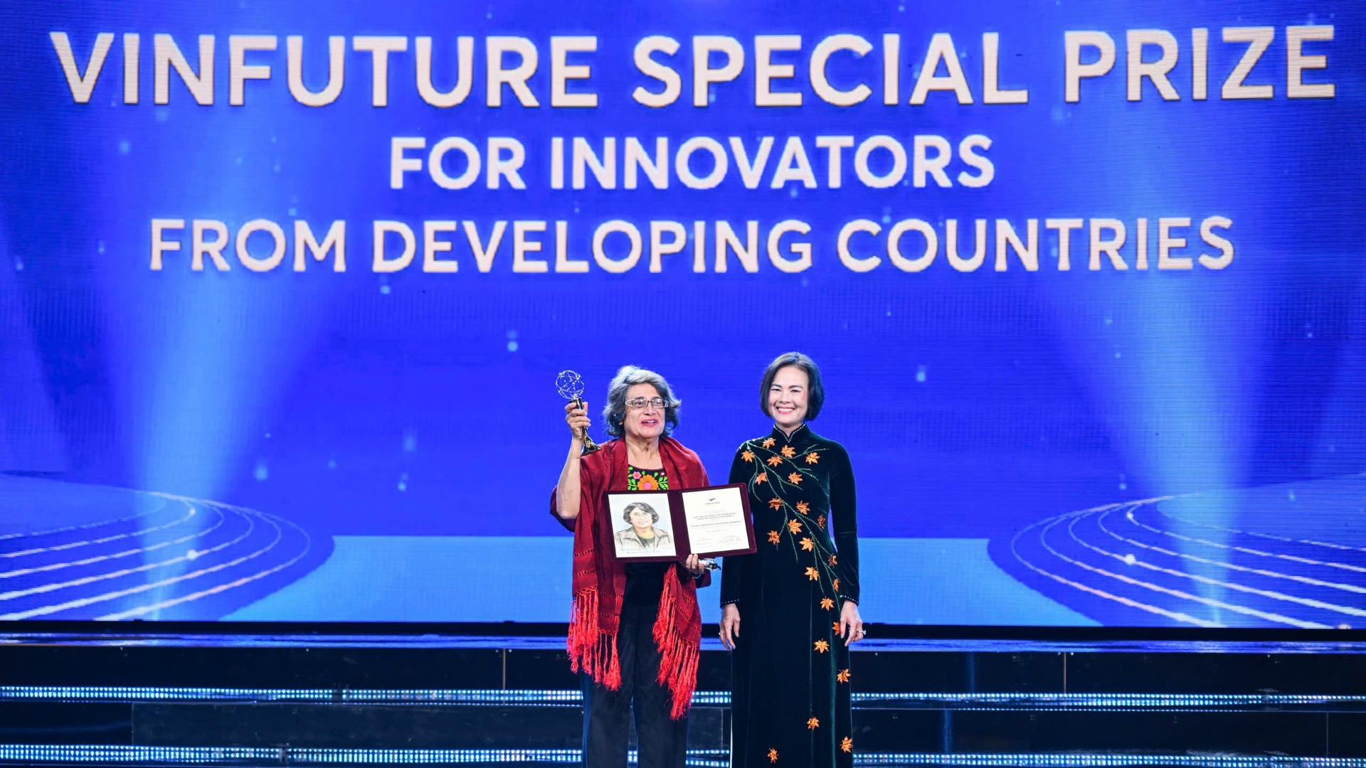 Giải Đặc biệt VinFuture 2025 dành cho Nhà khoa học đến từ các nước đang phát triển đã vinh danh Giáo sư María Esperanza Martínez-Romero (Mexico) vì những tiến bộ trong nghiên cứu sinh thái vi sinh vật và cơ chế cố định nitơ cộng sinh tại các hệ sinh thái nhiệt đới. (Ảnh: THÀNH ĐẠT)